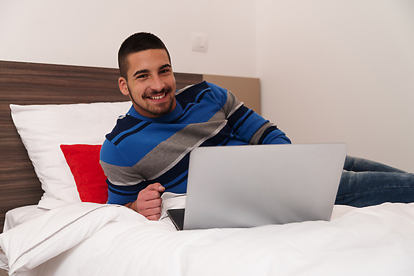 포토 JPG 해외이미지 백인 응시 남자 대학생 베개 휴식 실내 한명 미소 상반신 앞모습 10대 노트북 눕기 침대 십대남자한명만 해외202004 해외포토 서양인 1 학생 시선 뷰포인트 가구 컨셉 침구 모션 청소년 표정 사람 내부 전자제품 남자한명만 십대남자만 파일형식 이미지허브