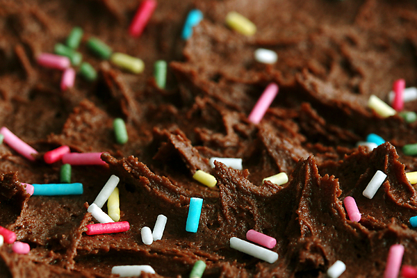 포토 JPG 해외이미지 음식 백그라운드 크리스마스 주택 기념 선물 사람없음 장식 갈색 케이크 식당 초콜릿 펼침 빵집 사막 축하 생일 플랫 닫기 오븐 달콤 상품 정상 악마 설탕 굽기 연도 뿌리기 크림 메뉴 질감 꽃가루 토핑 레시피 칼로리 코코아 브라우니 핸드메이드 프로스팅 해외202004 해외포토 기념일 음료 컬러 컨셉 모션 디저트 건물 상점 가전제품 맛 가루 구이 제빵 파일형식 이미지허브