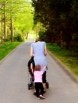 포토 JPG 해외이미지 라이프스타일 계절 공원 여자 남자 딸 행복 어린이 가족 엄마 휴식 함께함 3 사랑 사람 성인 두명 초록색 기쁨 그룹 아빠 숲 즐거움 강렬 해외202004 해외포토 공공시설 감정 컬러 컨셉 관계 생활 파일형식 이미지허브