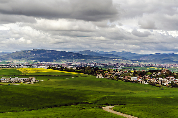 포토 JPG 해외이미지 구름 유럽 백그라운드 밭 농업 자연 하늘 날씨 산 풍경 사람없음 야외 초록색 컬러풀 농장 마을 환경 계곡 어둠 흰색 스페인 해외202004 해외포토 자연요소 나라 산업 컬러 생태계 파일형식 이미지허브