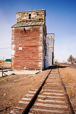 포토 JPG 해외이미지 외관 산업 농업 교통시설 하늘 외벽 사람없음 건물 세로 여름 미국 장비 수확 시골 컨테이너 엘리베이터 창고 트랙 장면 수납 타운 건너기 밭일 사일로 서쪽 해외202004 해외포토 건축물 계절 벽 교통 북아메리카 모션 도시 방향 시설 파일형식 이미지허브