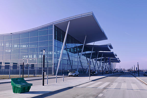 포토 JPG 해외이미지 실루엣 여행 컨셉 가방 비즈니스 건축양식 교통시설 모션 유리 휴가 실내 사람 사람없음 내부 건물 반사 여행객 걷기 짐 도시 휴게실 기다림 역 상하이 공항 군중 출발 대문 승객 일반 폴란드 브로츠와프 블러 수하물 터미널 해외202004 해외포토 건축물 잡화 건축 유럽 교통 재질 촬영기법 문 중국 시설 파일형식 이미지허브