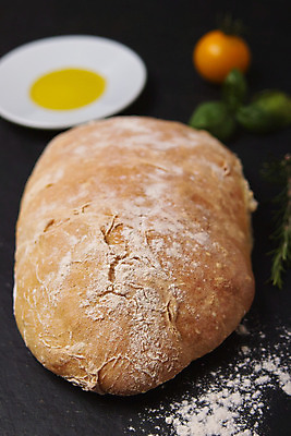 포토 JPG 해외이미지 접시 빵 토마토 사람없음 검은색 나뭇가지 밀가루 바질 로즈메리 해외202004 해외포토 나무 식기 음식 컬러 채소 가루 허브 파일형식 이미지허브