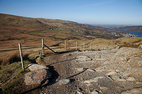 포토 JPG 해외이미지 공원 길 호수 하늘 웨일즈 산 풍경 사람없음 야외 파란색 울타리 마을 트래킹 하이킹 바위 전국 스노도니아 스노든산 해외202004 해외포토 공공시설 컬러 레저 영국 담장 돌_바위 파일형식 이미지허브