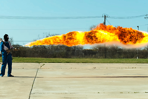 포토 JPG 해외이미지 손 남자 무기 유니폼 오렌지 불 불꽃 실험 사람 사람없음 야외 빨간색 검은색 어둠 공연 장비 총 골동품 뜨거움 역사 휘발유 위험 폭발 복고 군용 전쟁 열정 육군 호스 온도 병정 연소 압력 스타일 해외202004 해외포토 자연요소 옷 감정 컬러 컨셉 과일 군대 이벤트 신체부위 석유 파일형식 이미지허브