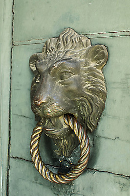 포토 JPG 해외이미지 동물 디자인 유럽 건축양식 주택 사람없음 야외 목재 장식 머리 문 마을 금속 이탈리아 수확 골동품 반지 사자 철 묘사 보안 대문 청동 옛날 철강 해외202004 해외포토 나무 건축 나라 농업 재료 장신구 포유류 재질 안전 건물 신체부위 파일형식 이미지허브