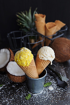 포토 JPG 해외이미지 과일 아이스크림 디저트 사탕 사람없음 세로 냉동 얼음 어둠 신선 맛 민트 크림 파인애플 코코넛 레시피 망고 와플 바닐라 이국적 해외202004 해외포토 자연요소 음식 컨셉 허브 열대과일 파일형식 이미지허브