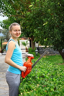 포토 JPG 해외이미지 나무 행복 자연 한명 미소 사람 야외 초록색 울타리 성장 도구 작업 원예 손질 다듬기 업그레이드 원예사 해외202004 해외포토 식물 직업 1 감정 컬러 모션 표정 취미 담장 생태계 파일형식 이미지허브