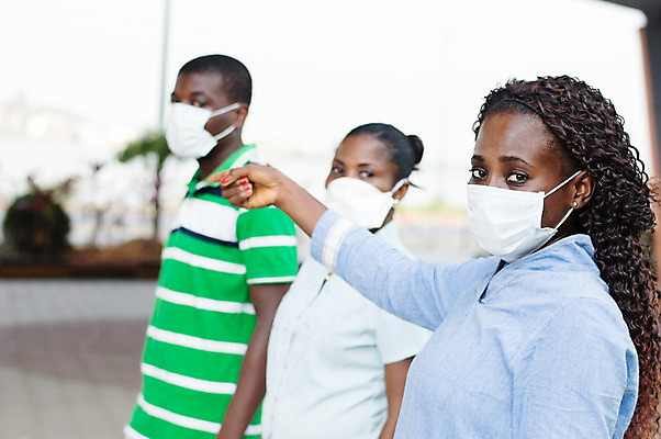포토 JPG 해외이미지 응시 하늘색 백그라운드 아프리카 사람 세명 초록색 우주 환경 냄새 쇼 해외202004 해외포토 시선 나라 컬러 파란색 파일형식 이미지허브