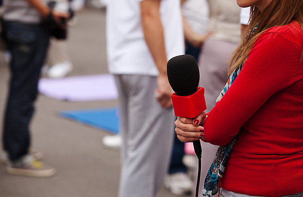 포토 JPG 해외이미지 손 남자 통신 회의 말하기 사람 사람없음 카메라 텔레비전 소리 장비 정보 잡기 기자 신문 뉴스 중앙 토론 질문 마이크 보고서 면접 라디오 오디오 방송 전염 언론 리포터 일반 목소리 생존 해외202004 해외포토 직업 음향기기 비즈니스 모션 신체부위 간행물 전자제품 질병 감염 파일형식 이미지허브