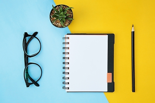 포토 JPG 해외이미지 화분 종이 안경 사람없음 연필 공책 해외202004 해외포토 잡화 문구용품 학용품 필기구 파일형식 이미지허브