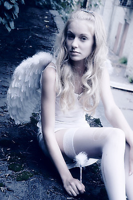 포토 JPG 해외이미지 백인 구름 모델 1 여자 감정 종교 어린이 생각 날개 하늘 천사 요정 한명 빛 금발 할로윈 흰색 화려 순수 깃털 공상 마법 천국 천진난만 해외202004 해외포토 자연요소 서양인 헤어스타일 컬러 컨셉 사람 파일형식 이미지허브