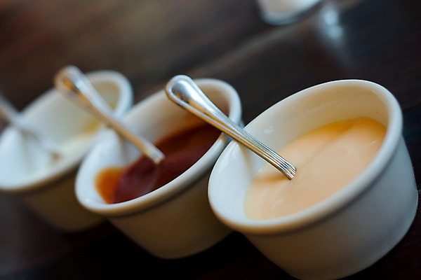 포토 JPG 해외이미지 음식 토마토 서브 마늘 동양인 사람없음 숟가락 식사 저녁식사 흰색 사발 황금 맛 그릴 바비큐 먹기 크림 향신료 바질 마요네즈 점심식사 아랍어 해외202004 해외포토 컬러 컨셉 채소 모션 주방용품 수저 인종 사기그릇 소스_음식 향미료 파일형식 이미지허브