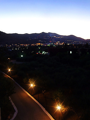 포토 JPG 해외이미지 도로 섬 전등 산 거리 사람없음 야간 해외202004 해외포토 자연요소 길 교통시설 조명 파일형식 이미지허브