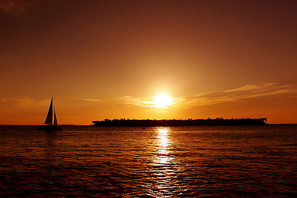 포토 JPG 해외이미지 파도 바다 섬 요트 오렌지 열쇠 휴가 항해 사람없음 빨간색 물 빛 세트 미국 황혼 일몰 만 보트 저녁 서쪽 수평선 플로리다 해외202004 해외포토 자연요소 컬러 북아메리카 배_교통 과일 노을 야간 방향 파일형식 이미지허브