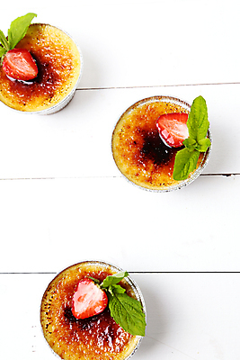 포토 JPG 해외이미지 그릇 딸기 단면 실내 사람없음 민트 흰배경 크렘브륄레 해외202004 해외포토 식기 백그라운드 과일 디저트 내부 흰색 허브 파일형식 이미지허브