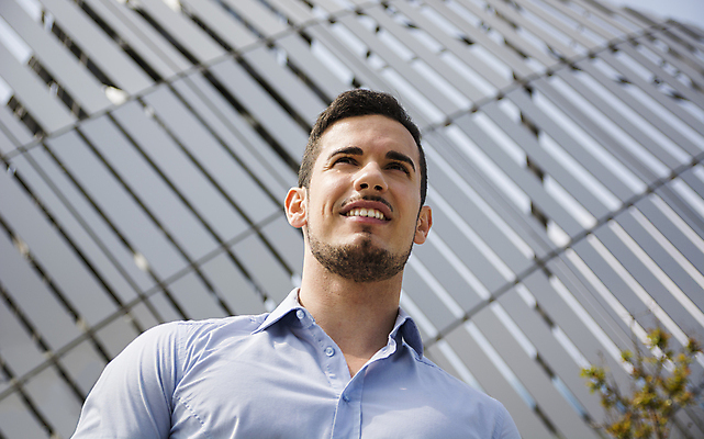 포토 JPG 해외이미지 백인 모델 1 라이프스타일 응시 남자 셔츠 비즈니스 한명 사람 성인 야외 유행 흰색 비즈니스맨 자신감 아래 정중 스타일 해외202004 해외포토 서양인 시선 감정 컬러 컨셉 상의 생활 직장인 방향 위치 파일형식 이미지허브