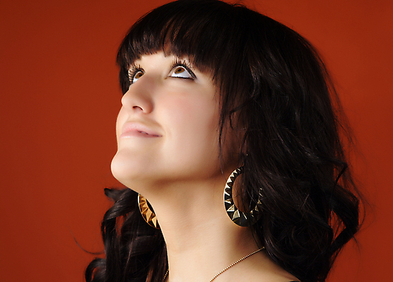 포토 JPG 해외이미지 백인 여자 한명 사람 흰색 해외202004 해외포토 서양인 1 컬러 파일형식 이미지허브