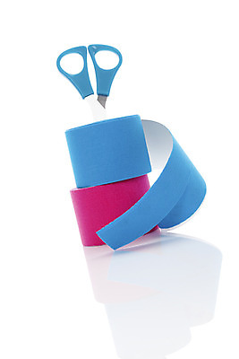 포토 JPG 해외이미지 분홍색 건강 사람없음 세로 파란색 약 고통 환자 약재 흰색 유연 근육질 붕대 테이프 고립 물리치료 치유 해외202004 해외포토 감정 컬러 의학 근육 문구용품 치료 몸매 파일형식 이미지허브