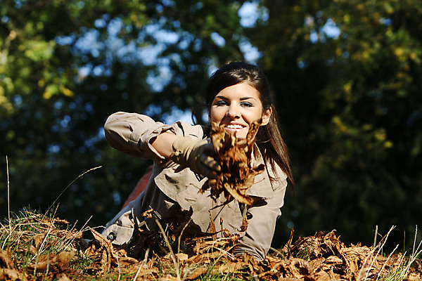 포토 JPG 해외이미지 나무 공원 여자 잎 자연 휴식 한명 사람 야외 청춘 기쁨 아내 해외202004 해외포토 식물 1 공공시설 감정 컨셉 생태계 파일형식 이미지허브