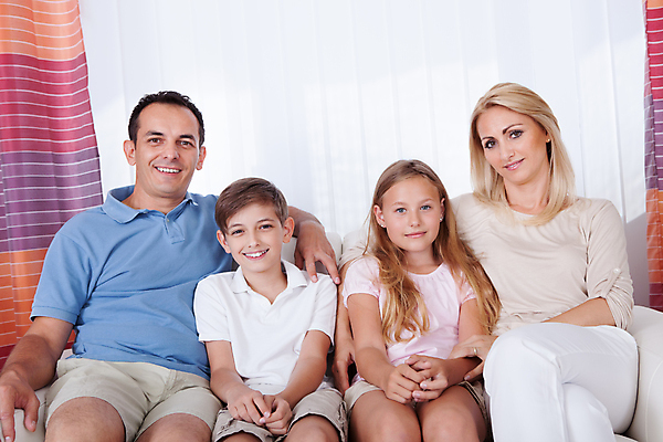 포토 JPG 해외이미지 백인 라이프스타일 응시 여자 남자 딸 행복 아들 어린이 신발 가족 포옹 엄마 휴식 주택 함께함 실내 사랑 웃음 사람 앉기 소년 여러명 성인 내부 소파 금발 기쁨 방 자녀 커튼 4 아빠 가득함 리빙 해외202004 해외포토 서양인 헤어스타일 시선 감정 다수 컨셉 의자 관계 안기 모션 표정 건물 생활 숫자 파일형식 이미지허브