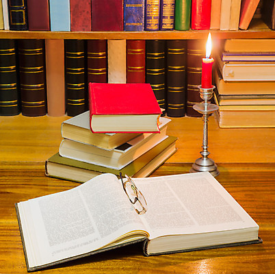 포토 JPG 해외이미지 디자인 교육 안경 잎 탁자 선반 사람없음 목재 책 쌓기 정보 덮개 도서관 교과서 촛대 문학 페이지 양장본 시트 사전 백과사전 인기 해외202004 해외포토 나무 식물 잡화 가구 재료 모션 교재 뚜껑 파일형식 이미지허브