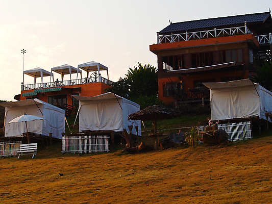 포토 JPG 해외이미지 외관 밭 벤치 건축양식 태국 호텔 아침 지붕 휴식 사람없음 건물 울타리 일출 흰색 휴양지 해외202004 해외포토 주간 건축물 건축 아시아 컬러 컨셉 농업 의자 숙소 담장 노을 장소 파일형식 이미지허브