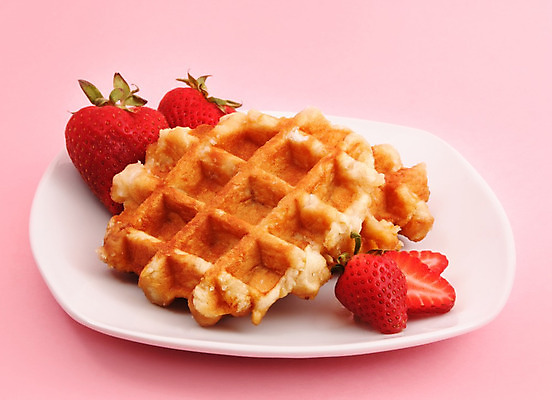 포토 JPG 해외이미지 접시 음식 분홍색 과일 딸기 디저트 사람없음 컬러풀 과자 흰색 대접 신선 달콤 맛 아침식사 칼로리 와플 페스츄리 해외202004 해외포토 식기 빵 컬러 컨셉 식사 파일형식 이미지허브