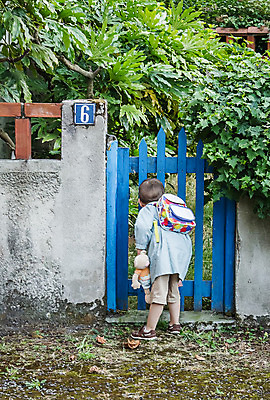 포토 JPG 해외이미지 백인 학생 교육 남자 행복 아들 어린이 남학생 잎 가방 배낭 곰 학교 자연 거리 한명 미소 소년 야외 목재 파란색 울타리 청춘 앞치마 유치원 잡기 도시 호기심 초보 해외202004 해외포토 서양인 나무 식물 동물 1 잡화 감정 컬러 컨셉 재료 포유류 가족 모션 표정 사람 담장 생태계 파일형식 이미지허브