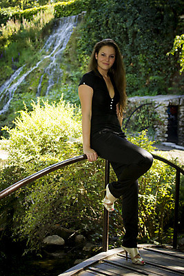 포토 JPG 해외이미지 나무 백인 모델 1 계절 공원 여자 행복 얼굴 자연 갈색머리 한명 미소 사람 성인 야외 초록색 여름 청춘 맑음 봄 기쁨 흰색 내추럴 해외202004 해외포토 서양인 식물 헤어스타일 공공시설 감정 컬러 컨셉 날씨 표정 신체부위 생태계 파일형식 이미지허브