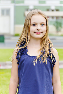 포토 JPG 해외이미지 백인 1 공원 여학생 여자 유럽 어린이 한명 여름 금발 흰색 10 9 8 해외202004 해외포토 서양인 학생 헤어스타일 계절 공공시설 나라 컬러 사람 숫자 파일형식 이미지허브