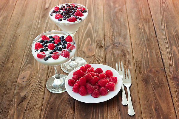 포토 JPG 해외이미지 그릇 열매 음료 음식 과일 유리 딸기 디저트 건강 사람없음 빨간색 여름 파란색 우유 추위 흰색 달콤 아침식사 먹기 크림 상쾌 블루베리 산딸기 요거트 해외202004 해외포토 식물 식기 계절 감정 컬러 모션 재질 유제품 식사 맛 파일형식 이미지허브