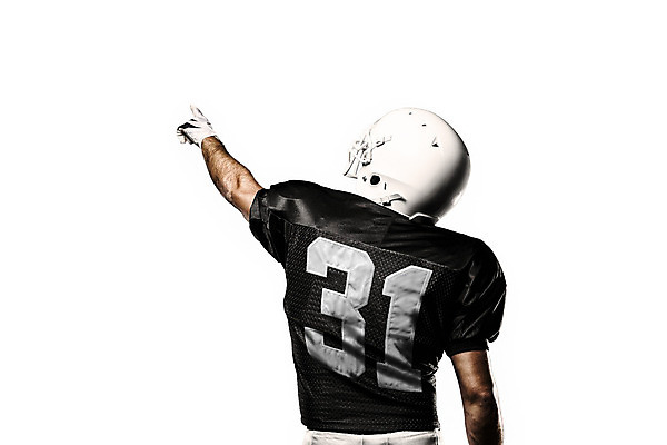 포토 JPG 해외이미지 남자 스포츠 유니폼 공 축구선수 한명 운동복 미식축구 축구 미국 축하 헬멧 럭비공 미식축구선수 해외202004 해외포토 1 옷 컨셉 북아메리카 운동선수 사람 구기 보호장비 럭비용품 파일형식 이미지허브