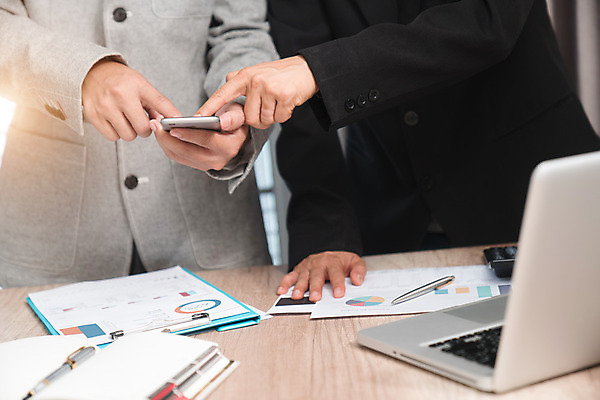 포토 JPG 해외이미지 남자 비즈니스 사업가 사람 앉기 성인 사람없음 스마트폰 터치패드 사무실 알약 디지털 업무 작업 비즈니스맨 토론 스마트 상담 경영 해외202004 해외포토 직업 컨셉 모션 핸드폰 스마트기기 약 직장인 파일형식 이미지허브