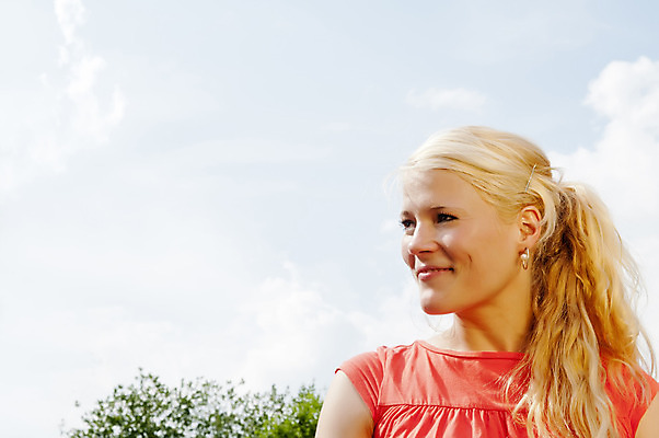 포토 JPG 해외이미지 학생 긴머리 여자 행복 자연 하늘 한명 웃음 10대 빨간색 세로 초록색 금발 기쁨 싱글 성인여자만 카피스페이스 연습생 견습생 해외202004 해외포토 1 헤어스타일 감정 컬러 청소년 표정 사람 공백 연습 생태계 여자만 성인만 파일형식 이미지허브