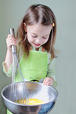 포토 JPG 해외이미지 백인 여자 행복 어린이 음식 모션 요리 한명 웃음 초록색 금발 금속 앞치마 흰색 사발 아침식사 준비 블러 해외202004 해외포토 서양인 1 헤어스타일 감정 컬러 재질 표정 사람 식사 사기그릇 파일형식 이미지허브