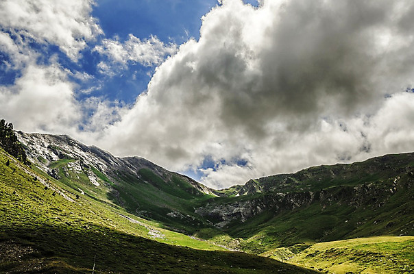 포토 JPG 해외이미지 구름 응시 유럽 겨울 자연 하늘 산 그림자 풍경 사람없음 야외 초록색 빛 컬러풀 환경 계곡 추위 흰색 스페인 땅 언덕 내추럴 넘어짐 해외202004 해외포토 자연요소 시선 계절 나라 컬러 모션 생태계 파일형식 이미지허브
