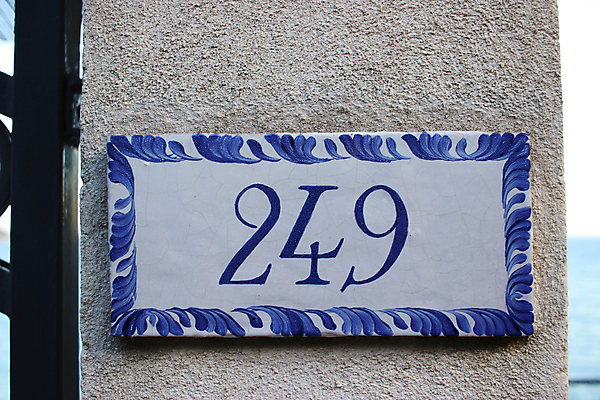 포토 JPG 해외이미지 접시 디자인 유럽 벽 바다 백그라운드 2 거리 주택 사람없음 야외 장식 파란색 숫자 프랑스 수확 흰색 도자기 9 4 편지 심볼 오브젝트 사인 질감 복고 직사각형 주소 타입 옛날 레터링 해외202004 해외포토 도형 문자 식기 나라 컬러 농업 건물 파일형식 이미지허브