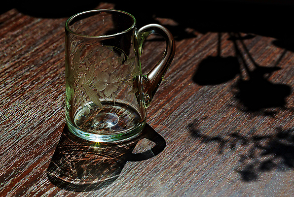 포토 JPG 해외이미지 꽃 유리 탁자 그림자 사람없음 목재 반사 갈색 수확 골동품 투명 질감 복고 해외202004 해외포토 나무 식물 컬러 가구 농업 재료 재질 파일형식 이미지허브