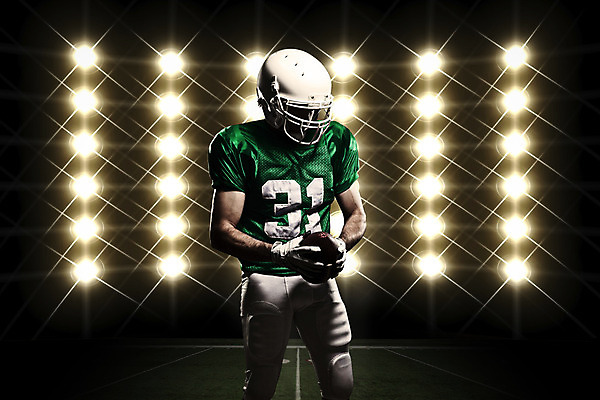 포토 JPG 해외이미지 스튜디오촬영 남자 스포츠 유니폼 공 축구선수 한명 운동복 미식축구 축구 미국 축하 헬멧 럭비공 미식축구선수 해외202004 해외포토 1 옷 컨셉 북아메리카 운동선수 실내 사람 구기 보호장비 럭비용품 파일형식 이미지허브