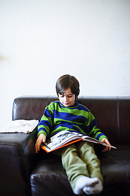포토 JPG 해외이미지 백인 1 라이프스타일 교육 음료 어린이 놀이 휴식 주택 실내 한명 사람 앉기 소년 책 컵 소파 독서 방 6 연도 읽기 리빙 옛날 해외202004 해외포토 서양인 식기 남자 컨셉 의자 모션 내부 건물 생활 숫자 파일형식 이미지허브
