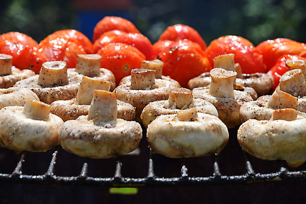 포토 JPG 해외이미지 음식 토마토 채소 흡연 건강 요리 사람없음 빨간색 갈색 버섯 흰색 조미료 체리 그릴 바비큐 굽기 먹기 향신료 준비 소금 숯 채식주의자 비건 해외202004 해외포토 컬러 과일 모션 주방용품 담배 구이 채식 향미료 파일형식 이미지허브