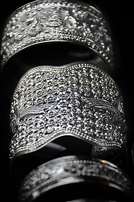 포토 JPG 해외이미지 디자인 여자 꽃 백그라운드 팔찌 기술 선물 사랑 사람없음 장식 빛 노란색 유행 금속 검은색 흰색 반지 원형 화려 재산 황금 고급 우아함 은색 시원함 보석 손목 슛 기념품 개성 보물 고립 백금 벨벳 해외202004 해외포토 도형 식물 감정 컬러 컨셉 장신구 재질 사람 신체부위 금융 광석 실크 오브젝트 파일형식 이미지허브