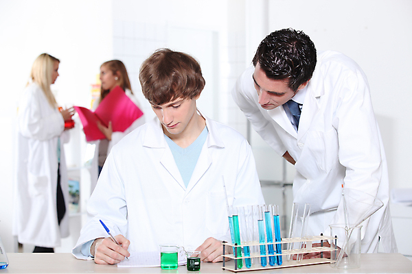 포토 JPG 해외이미지 백인 학생 교육 중년 과학 교실 학교 수업 실험 대화 사람 풍경 여러명 10대 금발 갈색 교사 어둠 흰색 기록 업무 작업 4 실험실 결과 과학자 분석 확인 서식 적재 화학자 해외202004 해외포토 서양인 직업 헤어스타일 컬러 다수 컨셉 청소년 말하기 성인 숫자 학자 파일형식 이미지허브