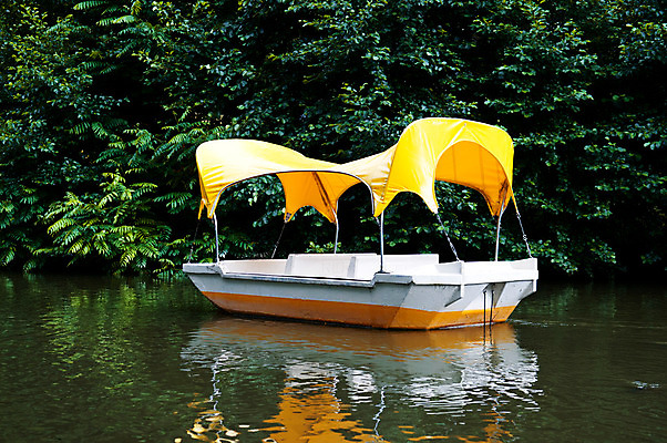 포토 JPG 해외이미지 식물 공원 호수 스포츠 여행 교통시설 자연 낚시 휴가 휴식 항해 풍경 사람없음 야외 목재 초록색 물 여름 파란색 강 컬러풀 태양 반사 노란색 평화 고요 봄 흰색 보트 개울 명상 생태계 낚시꾼 차양 해외202004 해외포토 자연요소 나무 계절 공공시설 컬러 교통 컨셉 배_교통 재료 레저 시설 파일형식 이미지허브