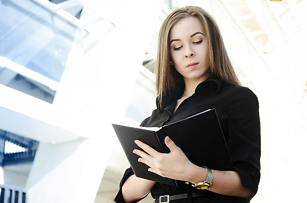 포토 JPG 해외이미지 직업 1 학생 응시 여자 셔츠 비즈니스 사업가 성공 한명 서기 미소 사람 도시풍경 귀걸이 작업 비즈니스우먼 자신감 손목시계 리더 스카이라인 해외202004 해외포토 시선 감정 시계 컨셉 상의 장신구 모션 표정 풍경 도시 직장인 파일형식 이미지허브