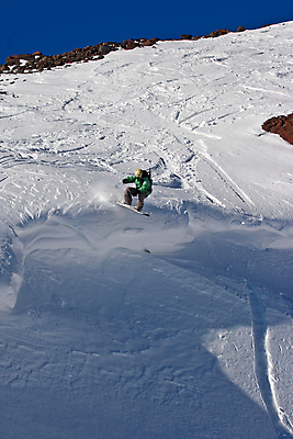 포토 JPG 해외이미지 남자 여행 이동 자연 하늘 휴식 산 한명 사람 풍경 경사 야외 초록색 빛 평화 얼음 침묵 기쁨 회색 자유 흰색 오픈 황무지 고독 위험 가루 심플 지역 암초 선로 운동가 해외202004 해외포토 자연요소 1 감정 컬러 컨셉 소리 생태계 파일형식 이미지허브