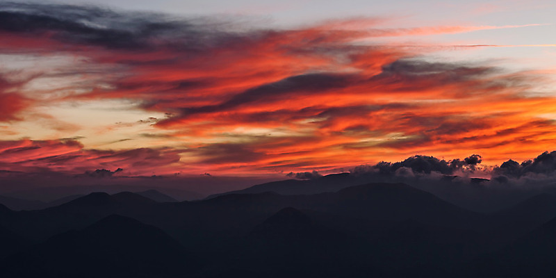 포토 JPG 해외이미지 구름 공원 오렌지 하늘 산 따뜻함 파노라마 풍경 사람없음 야외 가로 빨간색 태양 일몰 이탈리아 황금 해외202004 해외포토 자연요소 공공시설 유럽 컬러 과일 촬영기법 노을 파일형식 이미지허브