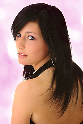 포토 JPG 해외이미지 백인 모델 1 라이프스타일 응시 드레스 옷 여자 얼굴 포즈 백그라운드 갈색머리 사람 두명 유행 검은색 흰색 표현 화려 고급 우아함 저녁 돌봄 직진 스타일 세련 해외202004 해외포토 서양인 헤어스타일 시선 컬러 컨셉 모션 생활 신체부위 야간 파일형식 이미지허브