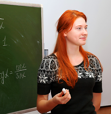 포토 JPG 해외이미지 학생 여학생 여자 교육 행복 교실 학교 수업 한명 사람 초록색 단어 스터디 우주 교사 칠판 기록 업무 수학 가르침 사인 분필 대학교 공식 내추럴 가정교사 해외202004 해외포토 직업 문자 1 감정 컬러 교과목 학습 작업 초크 파일형식 이미지허브